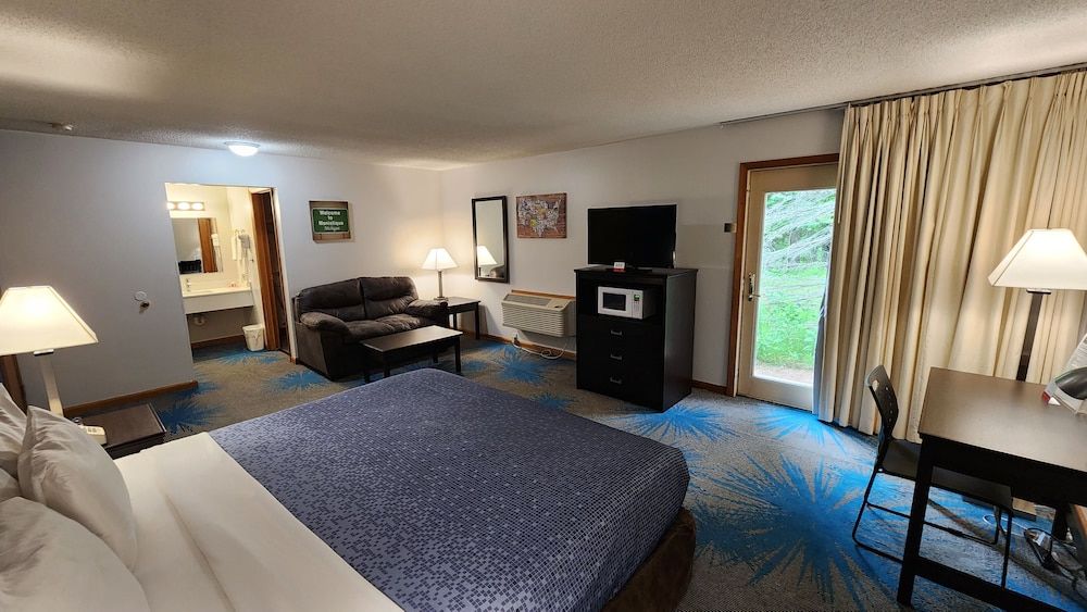 Econo Lodge Lakeshore Room, 1 King Bed, Accessible, Non Smoking 6