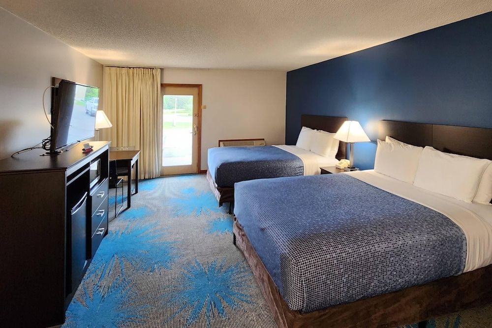 Econo Lodge Lakeshore Standard Room, 2 Queen Beds, Non Smoking 6