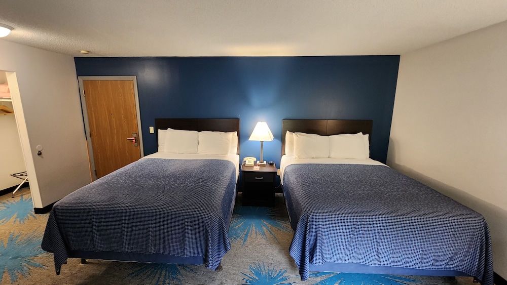 Econo Lodge Lakeshore Standard Room, 2 Queen Beds, Non Smoking 2