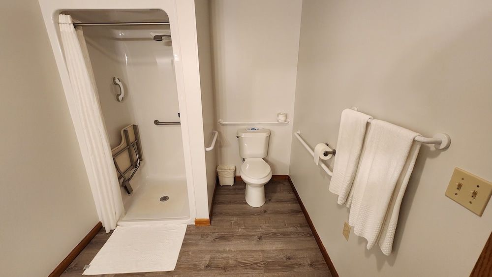 Econo Lodge Lakeshore Room, 1 King Bed, Accessible, Non Smoking 5