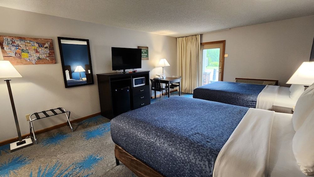 Econo Lodge Lakeshore Standard Room, 2 Queen Beds, Non Smoking 3