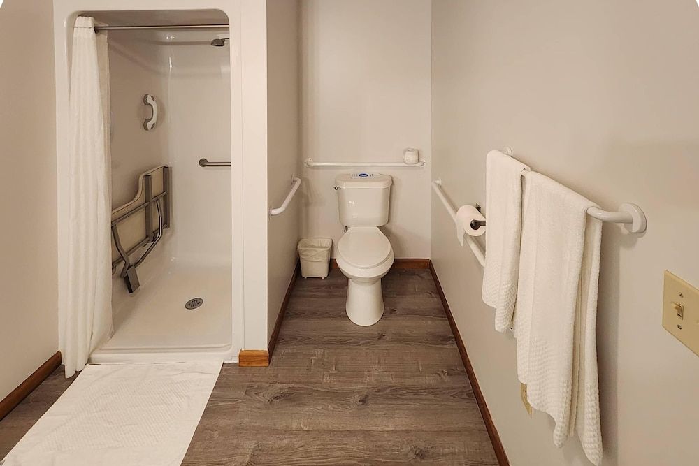 Econo Lodge Lakeshore Room, 1 King Bed, Accessible, Non Smoking 4