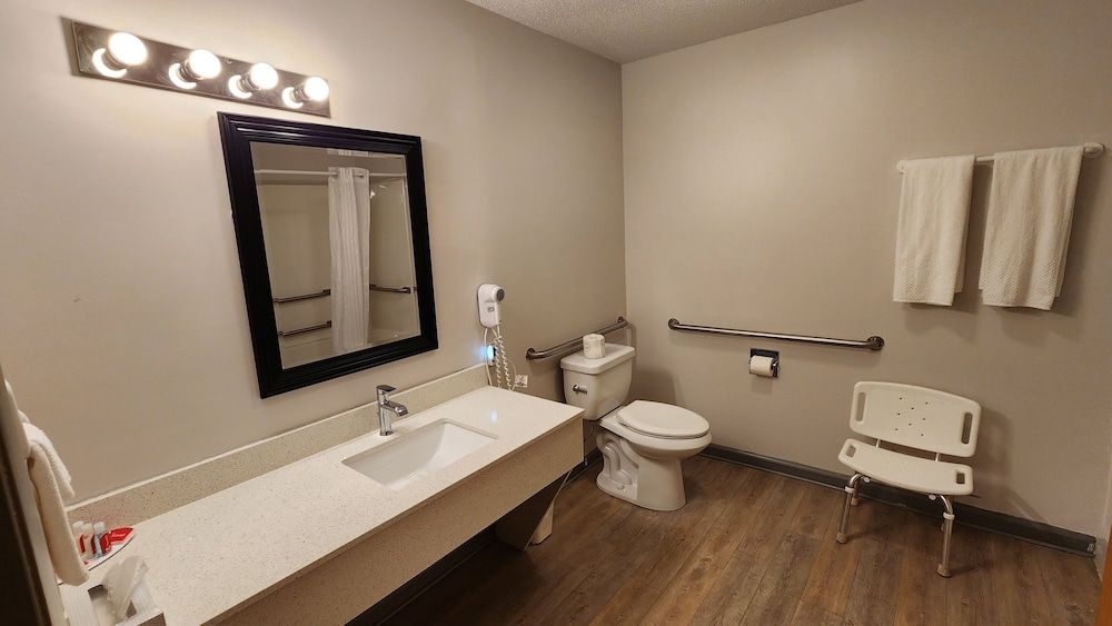 Econo Lodge Lakeshore Room, 2 Queen Beds, Accessible, Non Smoking 9