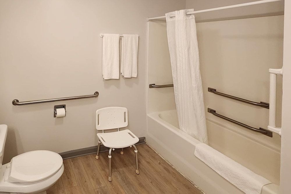 Econo Lodge Lakeshore Room, 2 Queen Beds, Accessible, Non Smoking 5