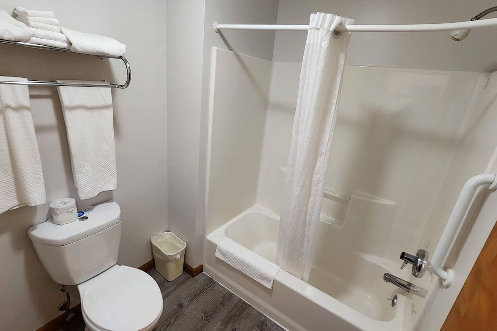 Econo Lodge Lakeshore Standard Room, 2 Queen Beds, Non Smoking 9