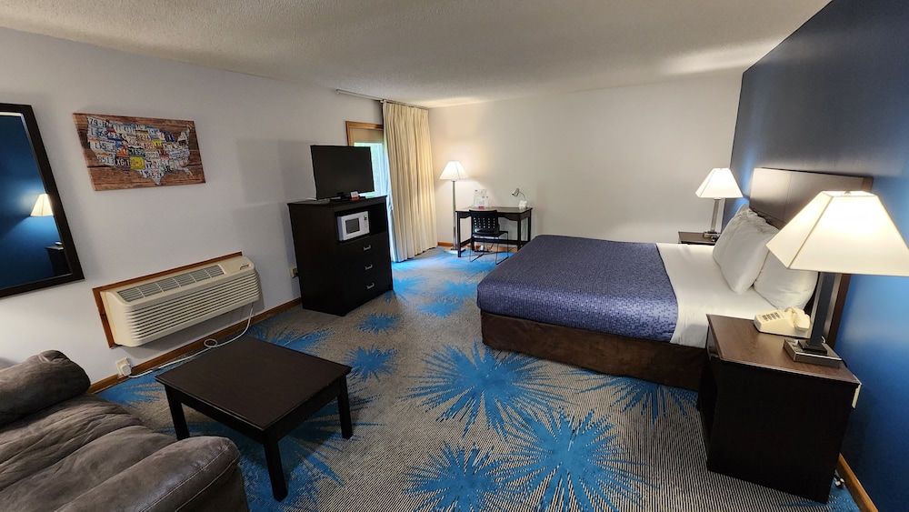 Econo Lodge Lakeshore Room, 1 King Bed, Accessible, Non Smoking 2