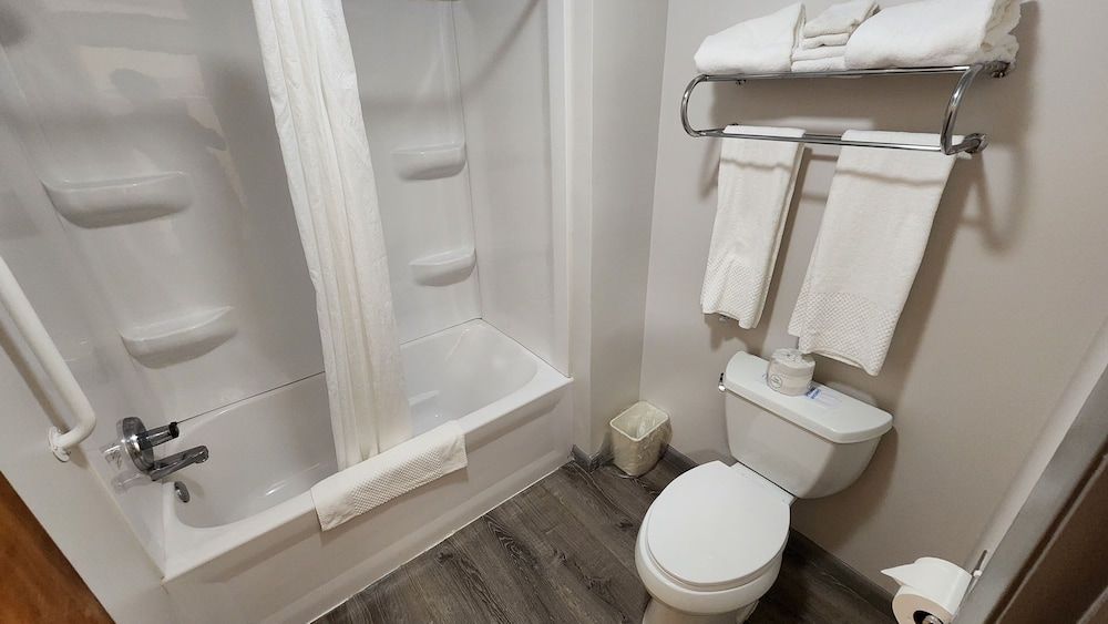 Econo Lodge Lakeshore Standard Room, 2 Queen Beds, Non Smoking 10