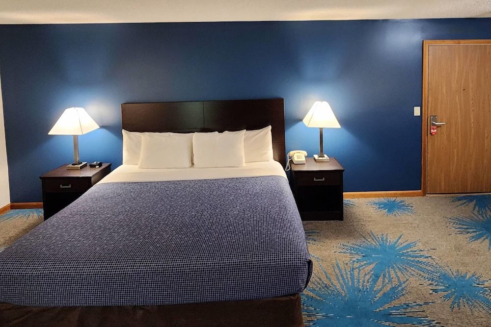 Econo Lodge Lakeshore Room, 1 King Bed, Accessible, Non Smoking 3