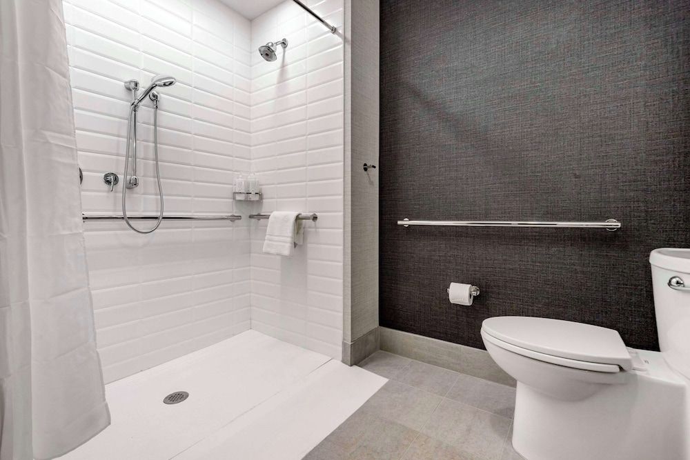 Cambria Hotel Savannah Downtown Historic District Room, 2 Queen Beds, Accessible, Non Smoking 9