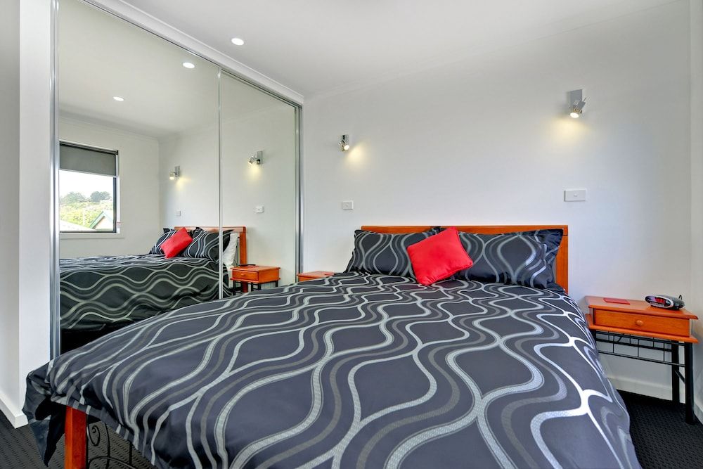Ocean Deluxe Apartment (Upstairs with Balcony)