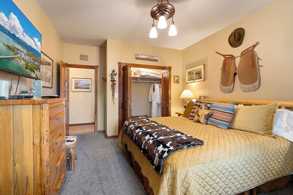 The Inn on Bigfork Bay John Wayne Suite 2