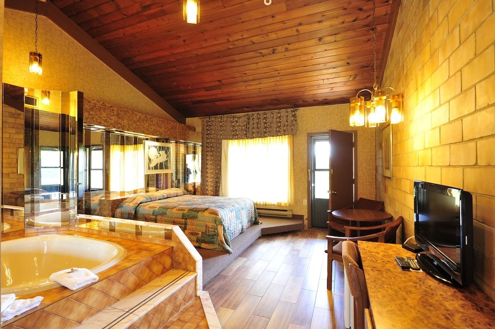 Hotel Motel Bonsoir Romantic Room, 1 Queen Bed, Jetted Tub, Courtyard View