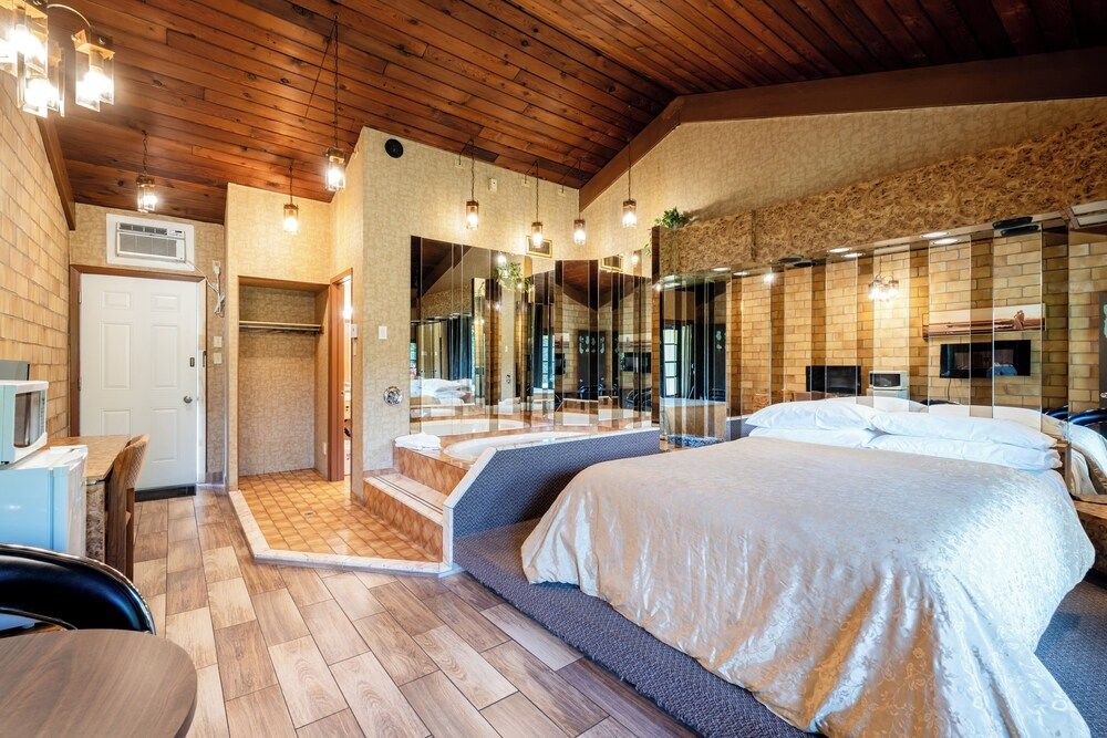 Hotel Motel Bonsoir Romantic Room, 1 Queen Bed, Jetted Tub, Courtyard View 4