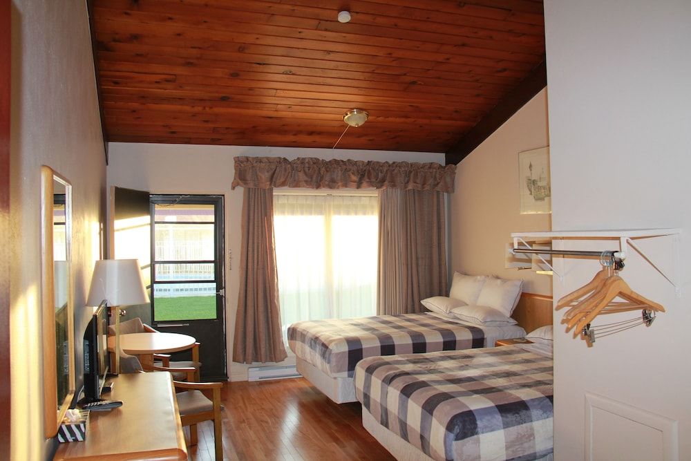 Hotel Motel Bonsoir Comfort Suite, Jetted Tub, Poolside 3