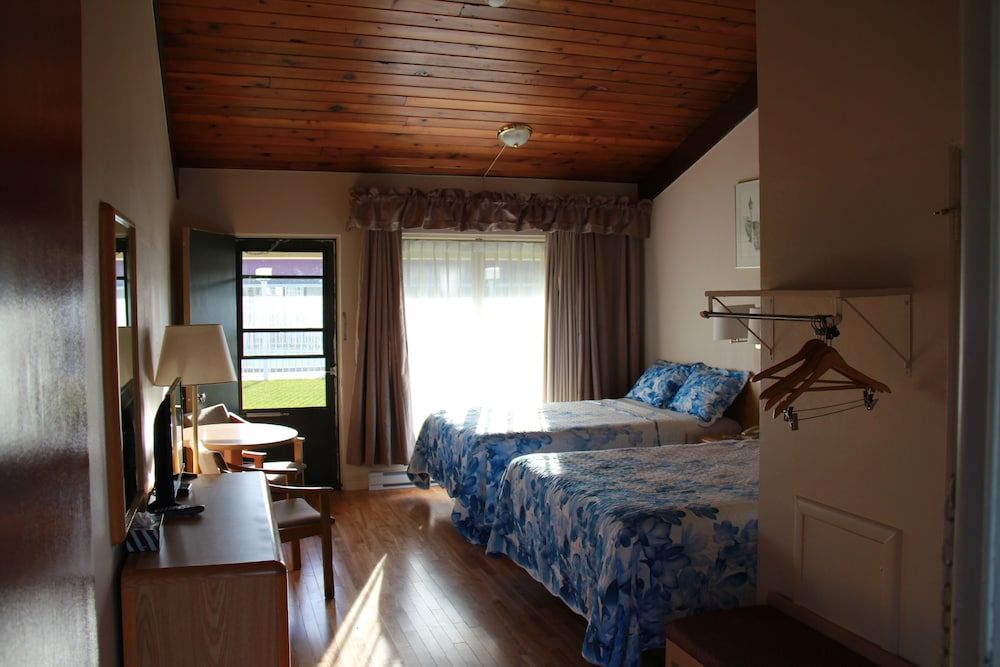 Hotel Motel Bonsoir Comfort Suite, Jetted Tub, Poolside 2