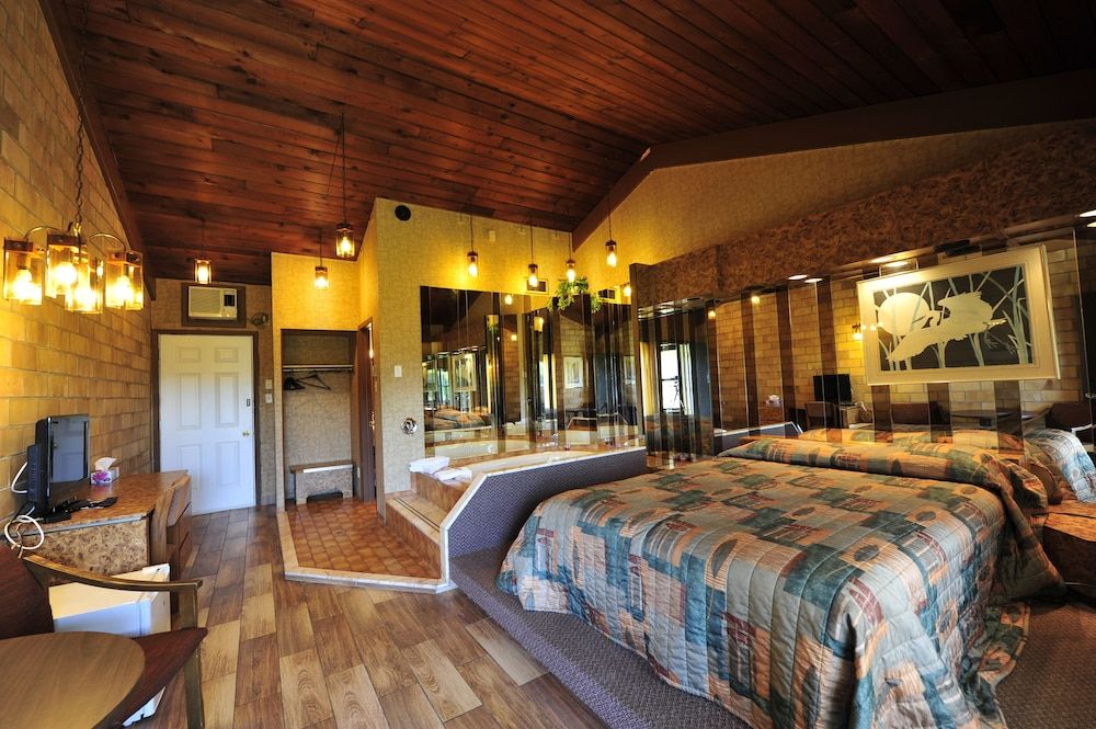 Hotel Motel Bonsoir Romantic Room, 1 Queen Bed, Jetted Tub, Courtyard View 2