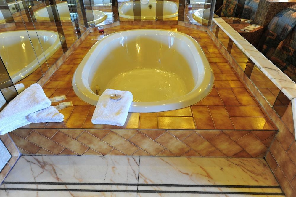 Hotel Motel Bonsoir Romantic Room, 1 Queen Bed, Jetted Tub, Courtyard View 7