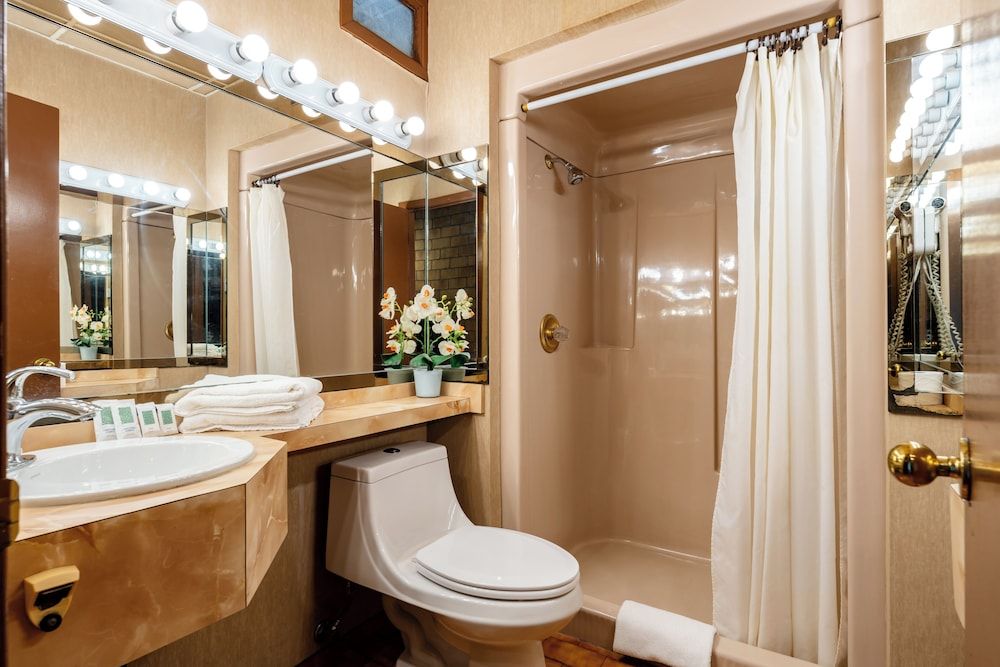 Hotel Motel Bonsoir Romantic Room, 1 Queen Bed, Jetted Tub, Courtyard View 6