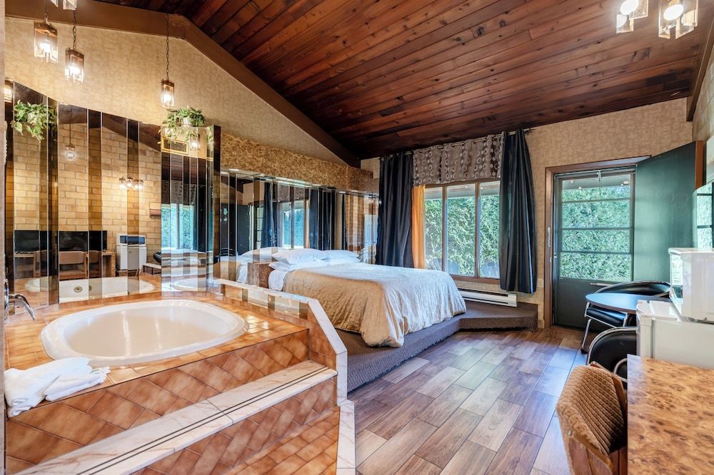 Hotel Motel Bonsoir Romantic Room, 1 Queen Bed, Jetted Tub, Courtyard View 5