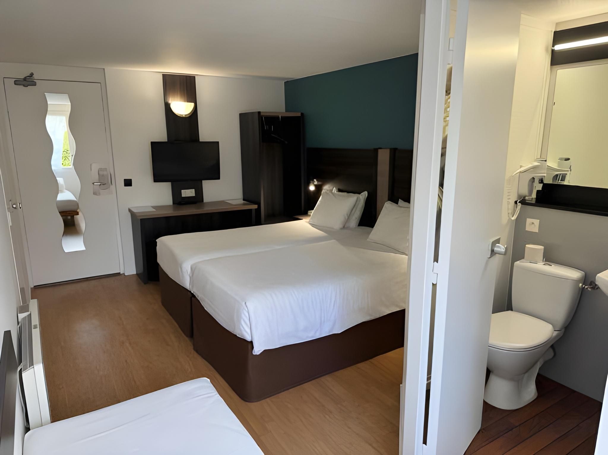 Kyriad Epernay Standard Room - 3 Single Beds 2