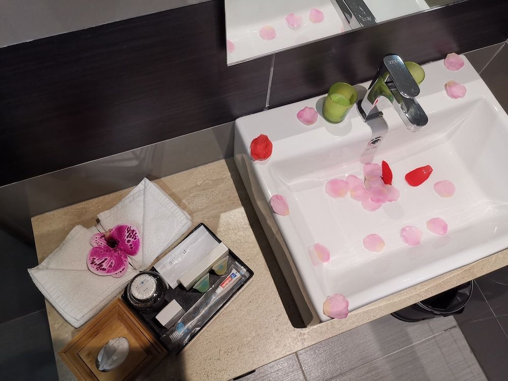 AZ Hotel & Serviced Apartments Standard King Room 9