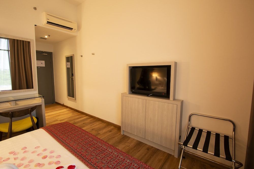 AZ Hotel & Serviced Apartments Standard King Room 10