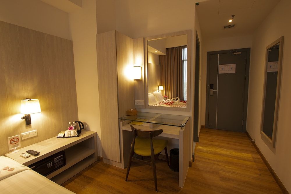 AZ Hotel & Serviced Apartments Standard King Room 11