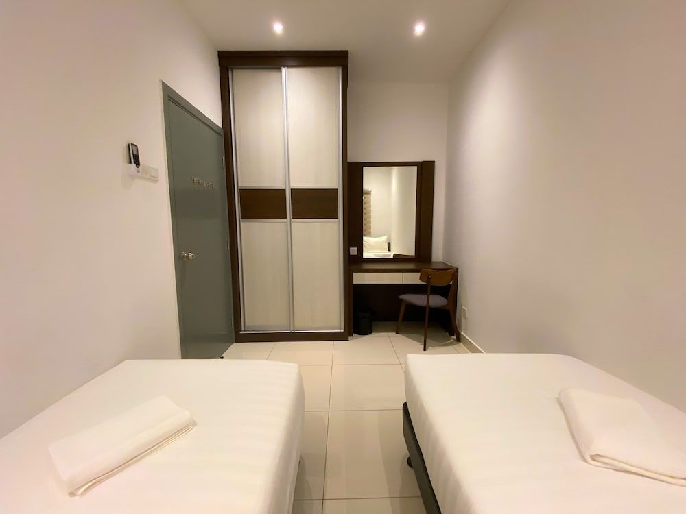 AZ Hotel & Serviced Apartments Apartment, 3 Bedrooms 4