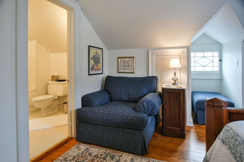 Love Lane Bed & Breakfast Rosemary Room, 1 Queen 7