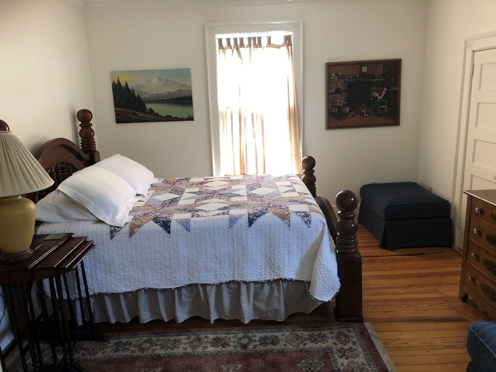 Love Lane Bed & Breakfast Hugh Love Room, 1 Queen 2