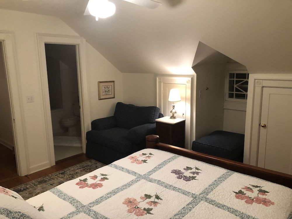 Love Lane Bed & Breakfast Rosemary Room, 1 Queen