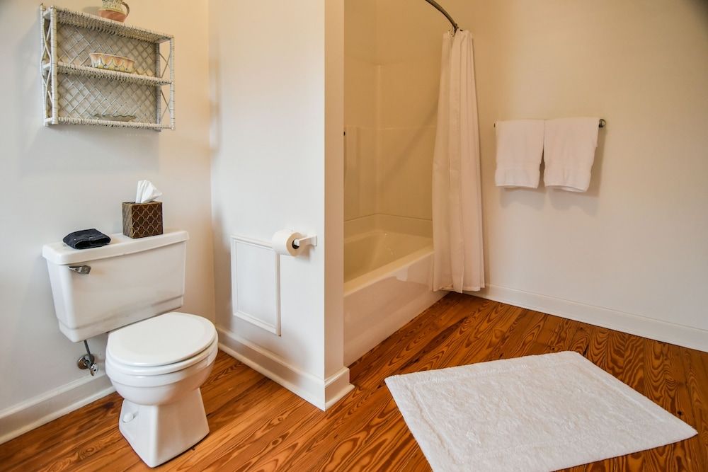 Love Lane Bed & Breakfast Hugh Love Room, 1 Queen 7