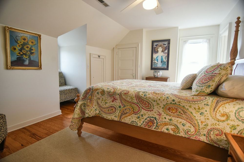 Love Lane Bed & Breakfast Easy Suite, 1 Queen, Day Bed