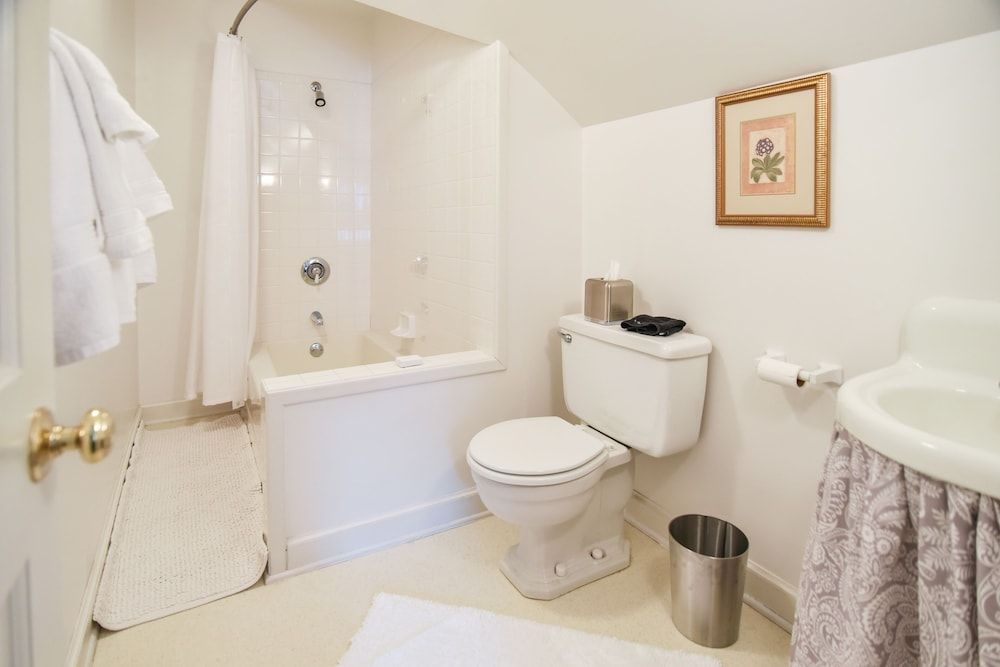 Love Lane Bed & Breakfast Rosemary Room, 1 Queen 6