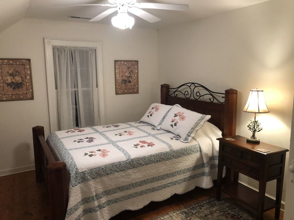 Love Lane Bed & Breakfast Rosemary Room, 1 Queen 2