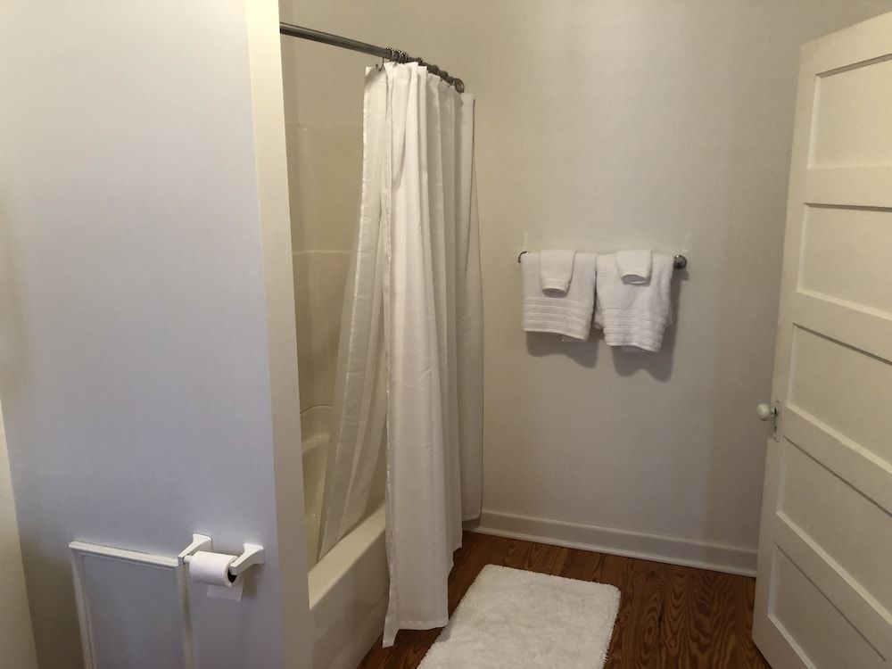 Love Lane Bed & Breakfast Hugh Love Room, 1 Queen 5