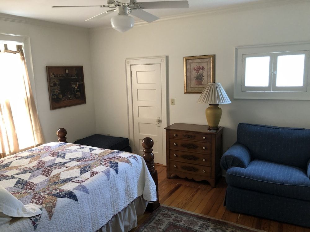 Love Lane Bed & Breakfast Hugh Love Room, 1 Queen 8