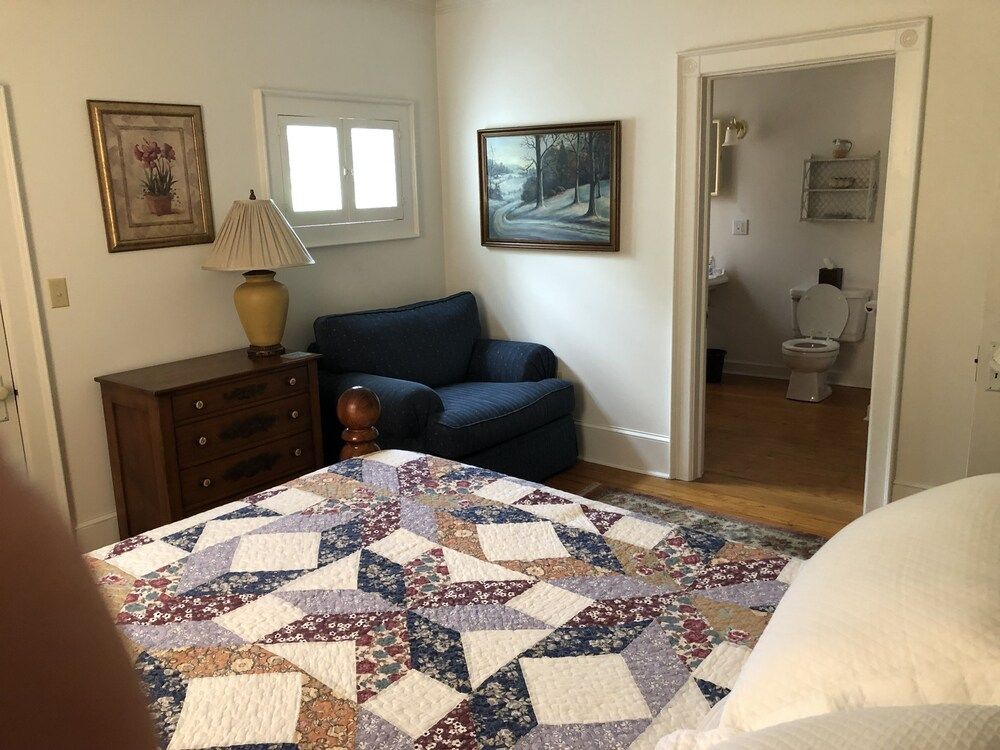 Love Lane Bed & Breakfast Hugh Love Room, 1 Queen 3