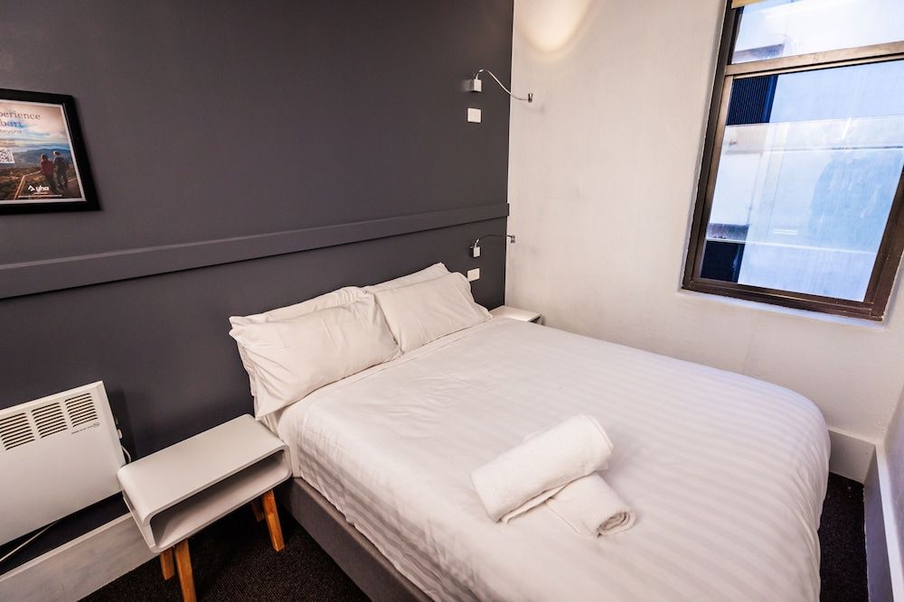 YHA Melbourne Central Double Room with Shared Bathroom