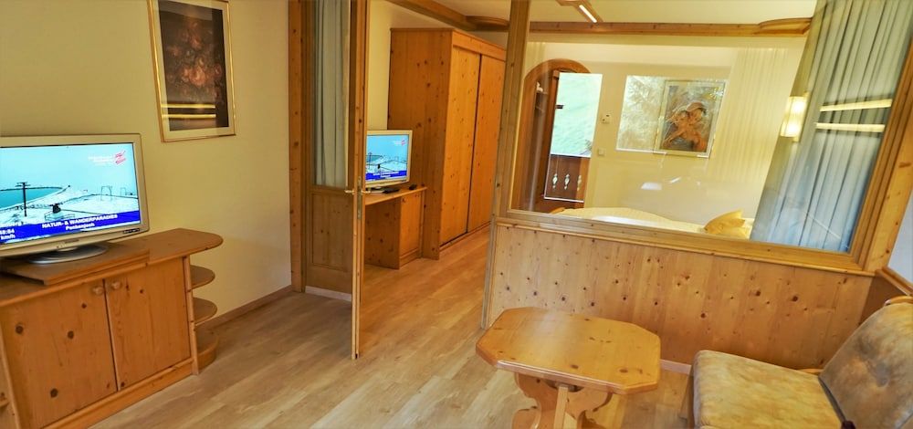 Studio, Balcony