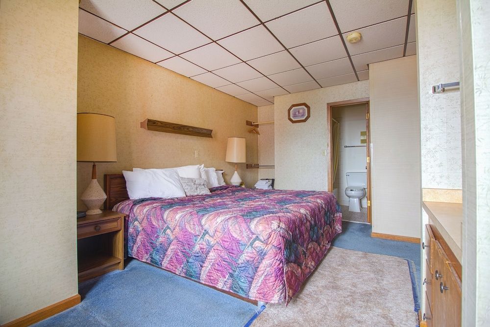 HomeTown Inn by OYO - Liberal, KS Room, 1 King Bed, Kitchenette 4
