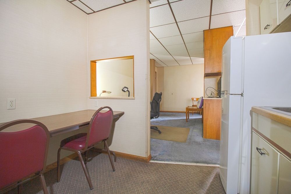 HomeTown Inn by OYO - Liberal, KS Room, 1 King Bed, Kitchenette 11