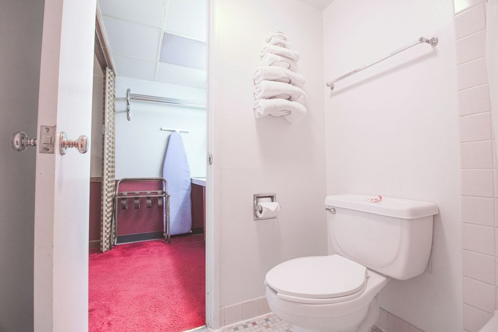 HomeTown Inn by OYO - Liberal, KS Room, 1 King Bed, Non Smoking 9