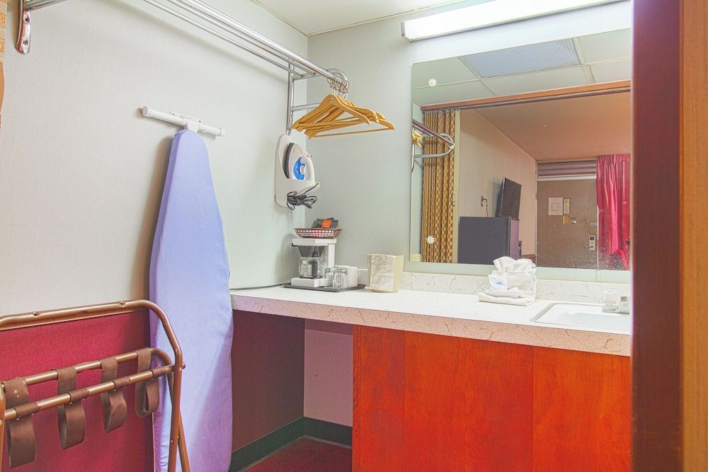 HomeTown Inn by OYO - Liberal, KS Room, 1 King Bed, Non Smoking 7