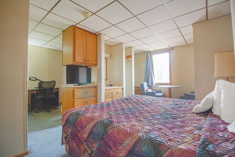 HomeTown Inn by OYO - Liberal, KS Room, 1 King Bed, Kitchenette