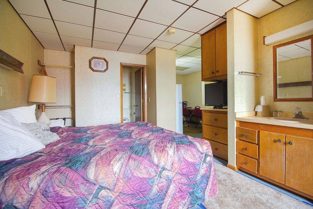 HomeTown Inn by OYO - Liberal, KS Room, 1 King Bed, Kitchenette 2