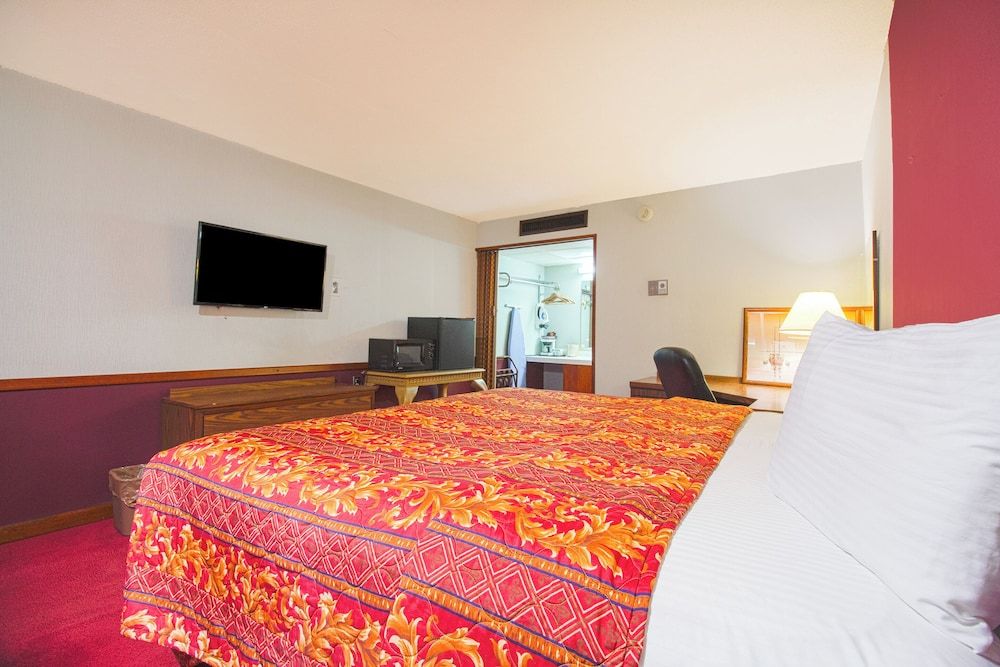 HomeTown Inn by OYO - Liberal, KS Room, 1 King Bed, Non Smoking 4