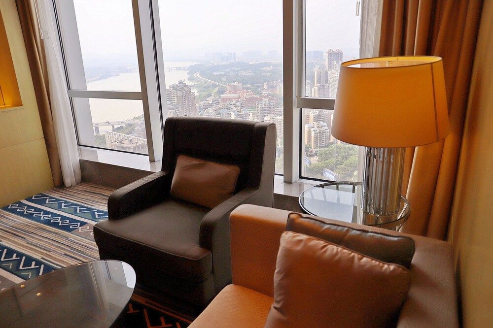 Renaissance Huizhou Hotel Premier Room, 1 King Bed, City View 9