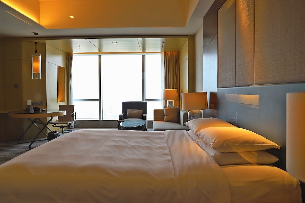 Renaissance Huizhou Hotel Premier Room, 1 Double Bed 4