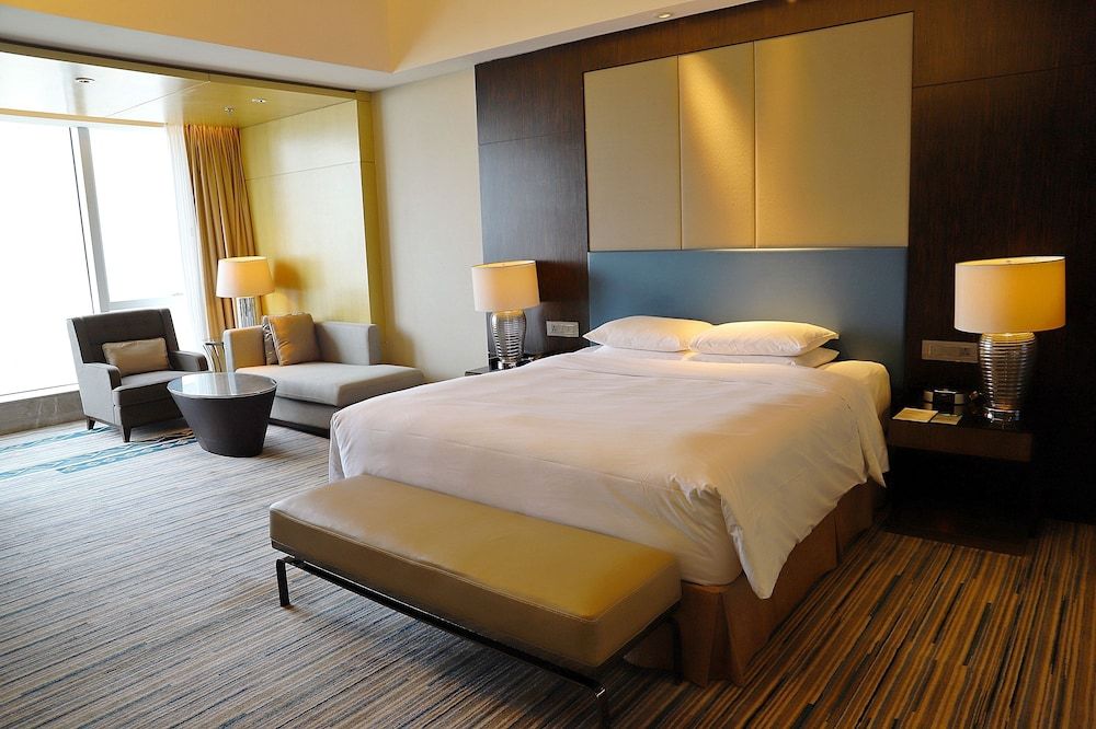 Renaissance Huizhou Hotel Premier Room, 1 King Bed, City View 2